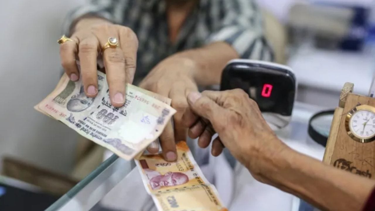 RBI અનુસાર, દેશભરમાં કરોડો રૂપિયા દાવો ન કરાયેલા પડેલા છે. જો કોઈ ખાતામાં બે વર્ષથી કોઈ નાણાકીય વ્યવહાર ન થયો હોય અથવા જો બેંક ખાતું 10 વર્ષથી નિષ્ક્રિય હોય, તો RBI આ દાવો ન કરાયેલા થાપણોને DEA (ડિપોઝીટર એજ્યુકેશન એન્ડ અવેરનેસ) ફંડમાં ટ્રાન્સફર કરે છે. (ફોટો ક્રેડિટ-સોશિયલ મીડિયા)