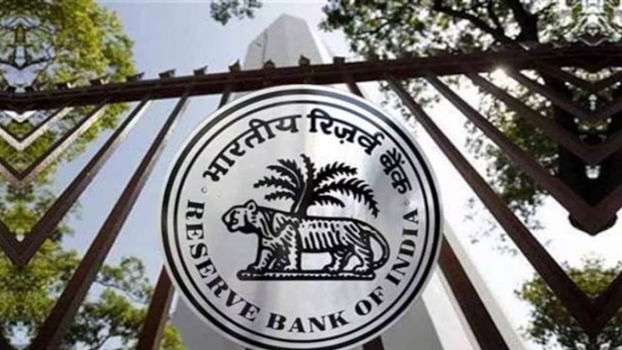  જોકે, તમારા પૈસા સંપૂર્ણપણે સુરક્ષિત રહે છે. તમે અથવા તમારા કોઈપણ કાનૂની વારસદાર આ ભંડોળનો દાવો કરી શકે છે. RBI એ તેમના પર દાવો કરવા માટે કોઈ મર્યાદા નક્કી કરી નથી. આનો અર્થ એ છે કે જો તમને ખબર પડે કે કોઈ દાવો ન કરાયેલ ખાતામાં પૈસા છે અને તમે તેના કાયદેસરના વારસદાર છો, તો તમે તેનો દાવો કરી શકો છો. (ફોટો ક્રેડિટ-સોશિયલ મીડિયા)