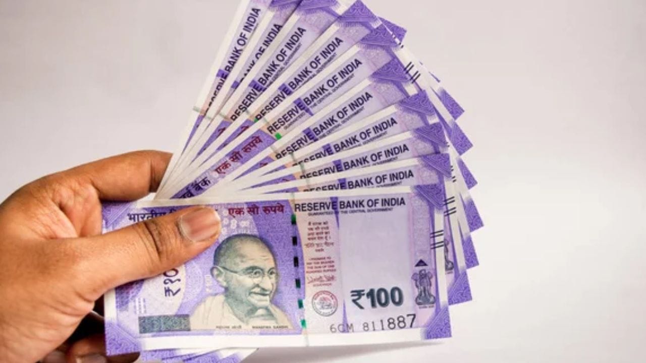 તમે તમારા દાવો ન કરાયેલા પૈસાનો દાવો કરવા માટે કોઈપણ બેંક શાખાની મુલાકાત લઈ શકો છો, દાવો ફોર્મ ભરી શકો છો અને આધાર, મતદાર ID અથવા પાસપોર્ટ જેવા KYC દસ્તાવેજો સબમિટ કરી શકો છો. જો તમે વારસદાર તરીકે દાવો કરી રહ્યા છો, તો મૃત્યુ પ્રમાણપત્ર જેવા કાનૂની દસ્તાવેજો સબમિટ કરો. ચકાસણી પછી, બેંક RBI ના DEA ફંડમાંથી તમને પૈસા ટ્રાન્સફર કરશે. આ માટે કોઈ વધારાની ફી નથી. (ફોટો ક્રેડિટ-સોશિયલ મીડિયા)