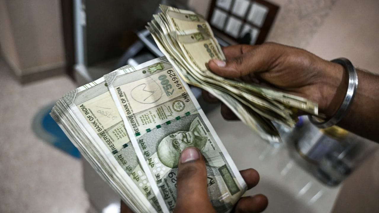  જોકે, તમારા પૈસા સંપૂર્ણપણે સુરક્ષિત રહે છે. તમે અથવા તમારા કોઈપણ કાનૂની વારસદાર આ ભંડોળનો દાવો કરી શકે છે. RBI એ તેમના પર દાવો કરવા માટે કોઈ મર્યાદા નક્કી કરી નથી. આનો અર્થ એ છે કે જો તમને ખબર પડે કે કોઈ દાવો ન કરાયેલ ખાતામાં પૈસા છે અને તમે તેના કાયદેસરના વારસદાર છો, તો તમે તેનો દાવો કરી શકો છો. (ફોટો ક્રેડિટ-સોશિયલ મીડિયા)