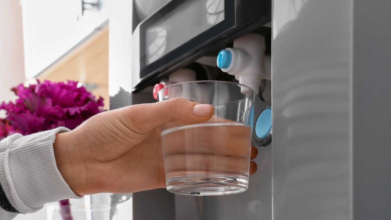 પાણી ડહોડું  : સ્વચ્છ પાણી કાચ જેટલું પારદર્શક હોય છે. જો તમને પાણીના રંગમાં થોડો ચેન્જ કે પછી પાણી ડહોડું થઈ જાય તો તે ચેતવણીનો સંકેત છે. સમજો કે પ્યુરિફાયરના ફિલ્ટર હવે પાણીને વધુ ઝીણા સ્તરે ફિલ્ટર કરી શકતા નથી. આવું પાણી પીવાથી પેટની સમસ્યાઓ થઈ શકે છે.