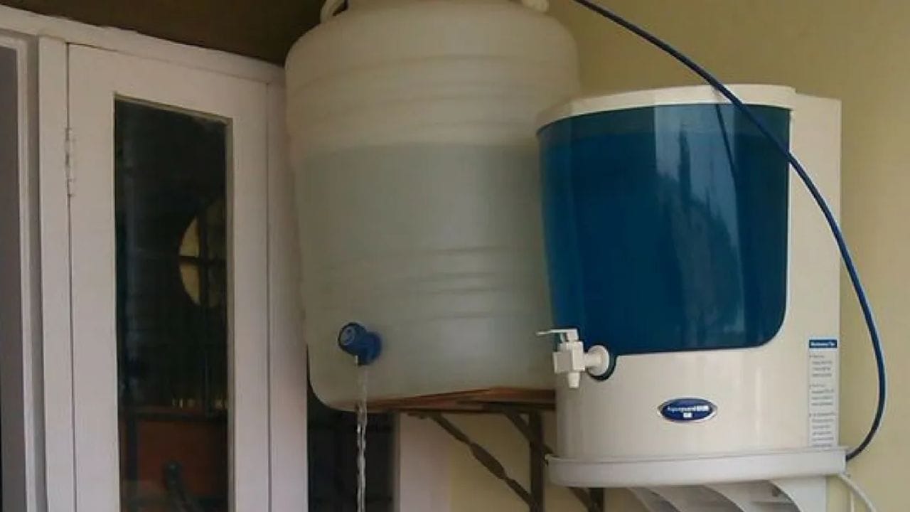 પાણીનો ફ્લો ઓછો થવો: ઘણા લોકો માને છે કે પાણીનો પ્રવાહ ઓછો થવાનો અર્થ એ છે કે તેમના ROમાં પાણી નથી. જો એમ હોય, તો સમજો કે ફિલ્ટર સંપૂર્ણપણે ભરાઈ ગયા છે. પાણીમાં ગંદકી RO ફિલ્ટર મેમ્બ્રેનમાં જમા થાય છે, જેનાથી પાણીનું દબાણ ઓછું થાય છે. પહેલા તેની સર્વિસ કરાવો. જો સમસ્યા ચાલુ રહે, તો મશીન બદલવું સમજદારીભર્યું છે.