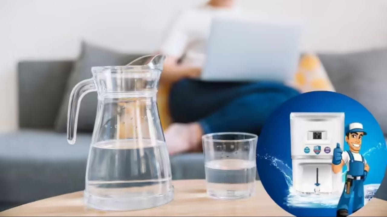 આજે મોટાભાગના ઘરો વોટર પ્યુરિફાયર (RO) નો ઉપયોગ કરે છે, પરંતુ એકવાર ઇન્સ્ટોલ થઈ ગયા પછી, લોકો વર્ષો સુધી તેને બદલવાનું ભૂલી જાય છે. લોકો માને છે કે RO ઇન્સ્ટોલ કરવાથી તેમને સ્વચ્છ પાણી મળે છે. જો કે, આ સાચું નથી. ઘણીવાર, લોકો વોટર પ્યુરિફાયર ઇન્સ્ટોલ કરે છે પરંતુ જ્યાં સુધી તે સંપૂર્ણપણે ખરાબ ન થાય ત્યાં સુધી તેને બદલતા નથી. આ તમને ગંભીર મુશ્કેલીમાં મૂકી શકે છે. નિષ્ણાતો માને છે કે સમાપ્ત થયેલ અથવા જૂનું વોટર પ્યુરિફાયર, સ્વચ્છ પાણી પૂરું પાડવાને બદલે, પાણીમાં બેક્ટેરિયા અને હાનિકારક રસાયણો વધારી શકે છે. તેથી, તેને તાત્કાલિક બદલવું મહત્વપૂર્ણ છે. જો તમને તમારા ROમાં નીચેના 5 સંકેતો દેખાય છે, તો તેને બદલવાનો સમય આવી ગયો છે.