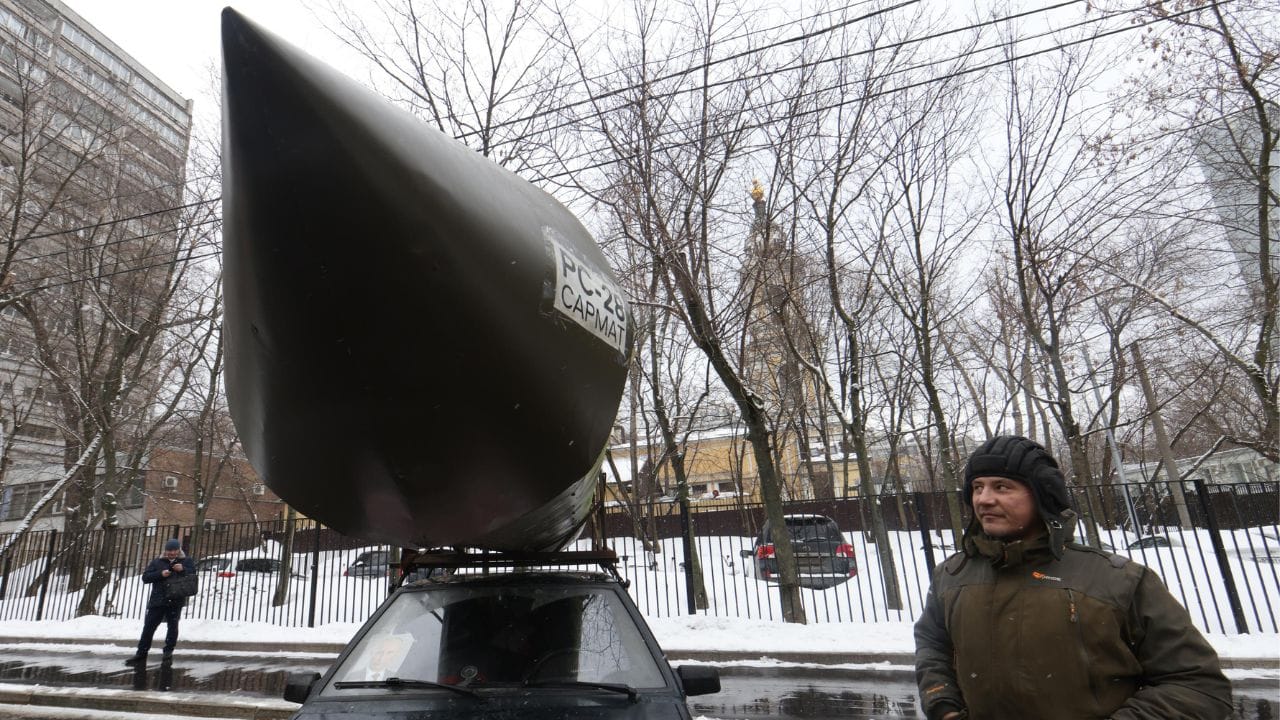 RS-28 Sarmat (રશિયા): રશિયાની આ મિસાઇલને "સતાન-2" (Satan-II) તરીકે પણ ઓળખવામાં આવે છે. તે અત્યાર સુધીની બનાવવામાં આવેલી સૌથી ભારે ICBM છે. આ એક જ મિસાઇલ 10 થી વધુ પરમાણુ વોરહેડ્સ લઈ જવાની ક્ષમતા ધરાવે છે, જે એકસાથે અનેક લક્ષ્યોને નિશાન બનાવી શકે છે.