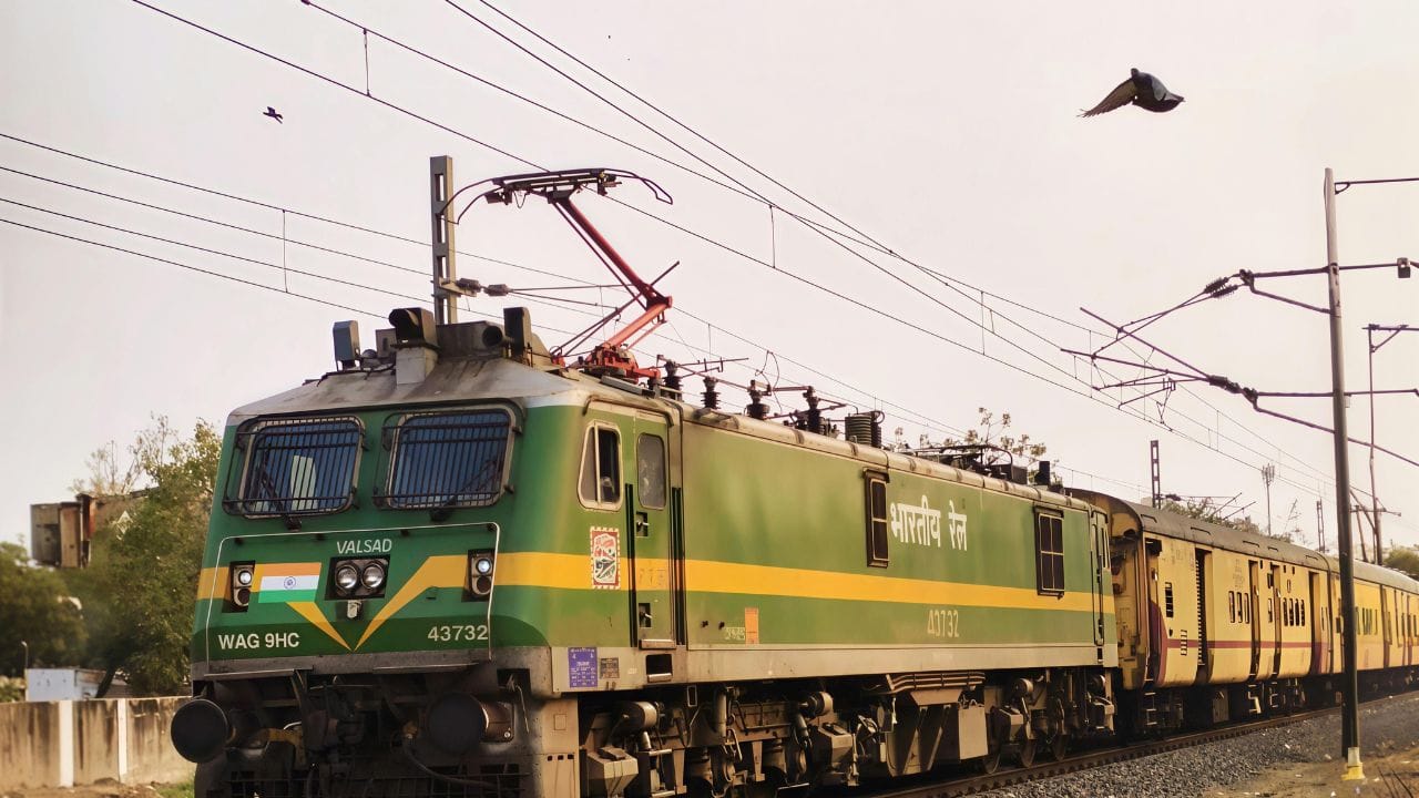  જ્યારે આપણે રેલવે સ્ટેશન હોઈએ ત્યારે ત્યાંથી પસાર થતી અનેક ટ્રેન જોતા હોઈએ છીએ. ટ્રેનને જોયા બાદ મનમાં અનેક સવાલ આવે છે કે, જેમાં ઈન્ફ્રાસ્ટ્રક્ચરને લઈને આવે છે. કેટલાક સવાલ ટ્રેનના ડબ્બાને લઈને આવે છે. ટ્રેનના ડબ્બાના કોચ, બોર્ડ,નંબર પૈડાની સાઈઝ, કિંત વગેરેના સવાલો થતા હોય છે.