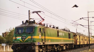  જ્યારે આપણે રેલવે સ્ટેશન હોઈએ ત્યારે ત્યાંથી પસાર થતી અનેક ટ્રેન જોતા હોઈએ છીએ. ટ્રેનને જોયા બાદ મનમાં અનેક સવાલ આવે છે કે, જેમાં ઈન્ફ્રાસ્ટ્રક્ચરને લઈને આવે છે. કેટલાક સવાલ ટ્રેનના ડબ્બાને લઈને આવે છે. ટ્રેનના ડબ્બાના કોચ, બોર્ડ,નંબર પૈડાની સાઈઝ, કિંત વગેરેના સવાલો થતા હોય છે.