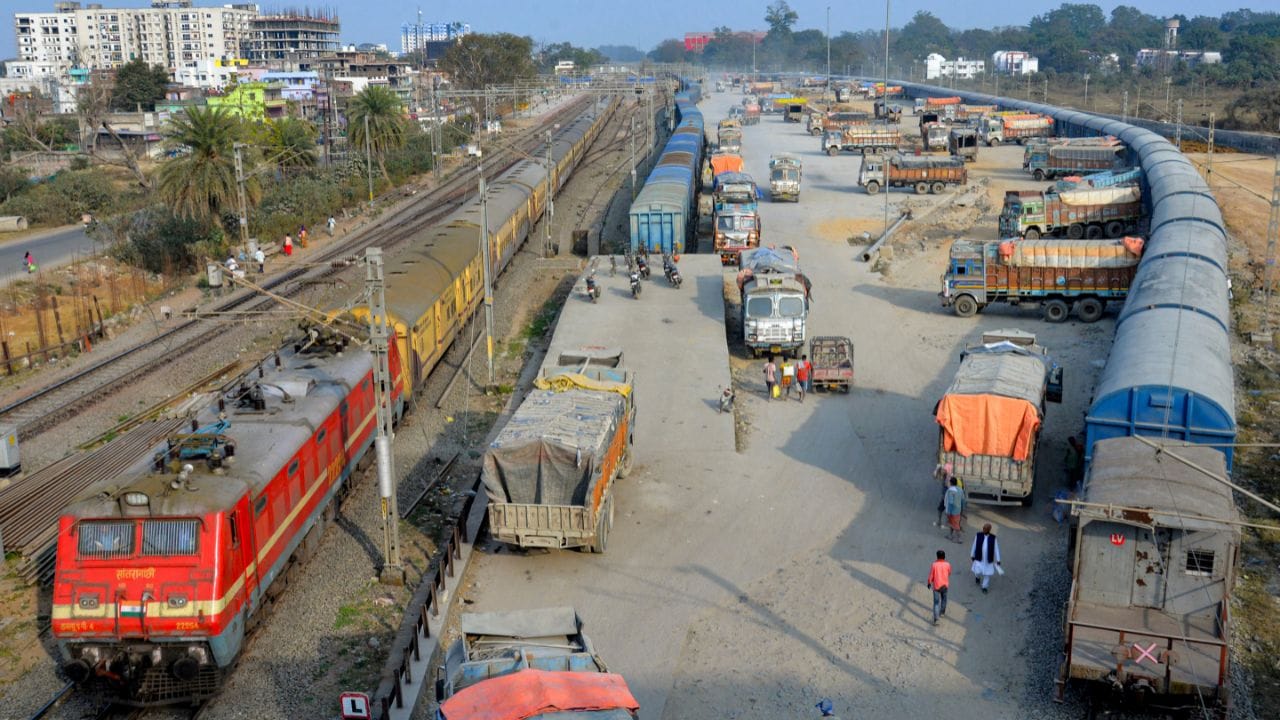 પરંતુ આજે આપણે કોઈ પેસેન્જર કે, એક્સપ્રેસ ટ્રેન વિશે નહી પરંતુ માલગાડી સાથે જોડાયેલ એક રોચક તથ્ય વિશે વાત કરીશું. શું તમે ક્યારે વિચાર્યું કે,માલગાડીના ડબ્બા પર પૈડા કેમ હોય છે.