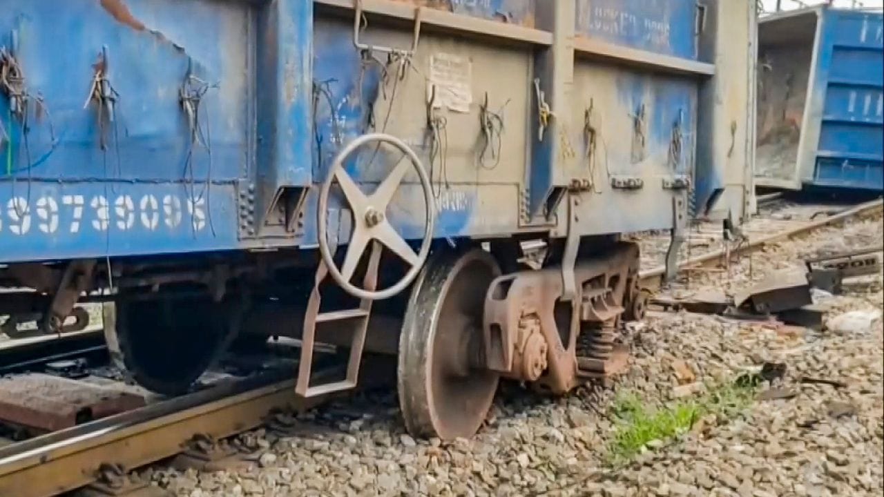 માલગાડીના ડબ્બાની કિનારે લાગેલા પૈડાનો ખાસ ઉપયોગ થાય છે. જે હૈંડબ્રેક તરીકે કામ કરે છે. આ સ્ટીયરિંગ વ્હીલ જેવું લાગે છે પરંતુ તેનો ઉપયોગ ત્યારે કરવામાં આવે જ્યારે માલગાડી ઉભી હોય.જેથી તે આપમેળે આગળ પાછળ ન થાય.