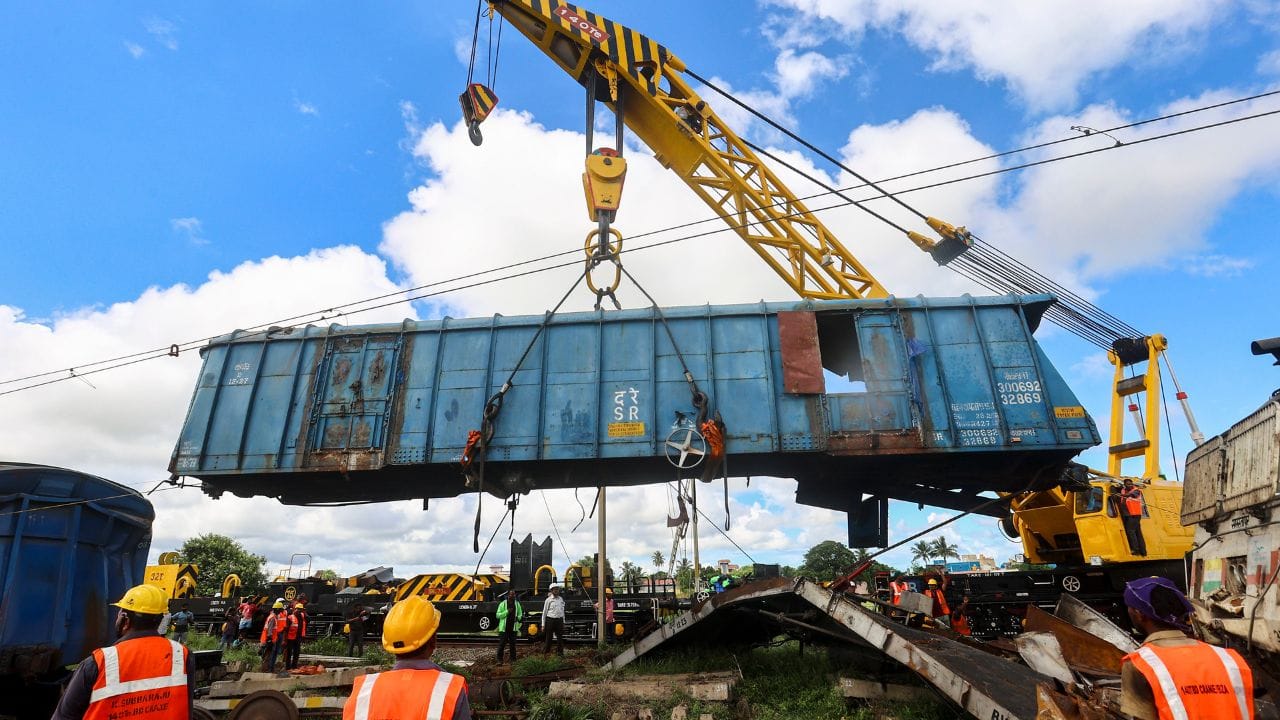 તે કેવી રીતે કામ કરે છે. તો જ્યારે આ વ્હીલ (હેન્ડલ) ઘડિયાળની દિશામાં ફેરવવામાં આવે છે, ત્યારે તેની સાથે જોડાયેલ ચેઇન અને રોડ સિસ્ટમ વેગનના મુખ્ય વ્હીલ્સને ચુસ્તપણે લોક કરે છે.