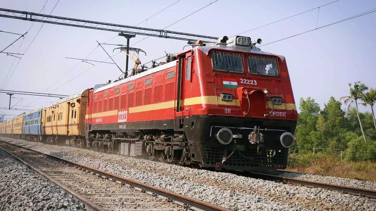 આ નવી સેવા શરૂ થતાં Sabarmati અને Delhi સહિતના મુખ્ય શહેરો વચ્ચે કનેક્ટિવિટી વધુ મજબૂત બનશે. સાથે જ, મધ્યવર્તી શહેરોના મુસાફરોને પણ લાભ મળશે. રેલવે દ્વારા સુરક્ષા અને સુવિધા અંગે ખાસ ધ્યાન આપવામાં આવશે.
