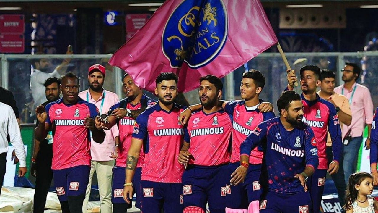 રાજસ્થાન રોયલ્સ હવે નવા માલિકીના યુગમાં પ્રવેશી રહી છે. કાલ સોમાણીના નેતૃત્વ હેઠળના કન્સોર્ટિયમે ટીમમાં હિસ્સો મેળવી લીધો છે. આ સોદો માત્ર આર્થિક દૃષ્ટિએ જ નહીં પરંતુ IPLના વૈશ્વિક પ્રભાવ માટે પણ મહત્વપૂર્ણ માનવામાં આવે છે.