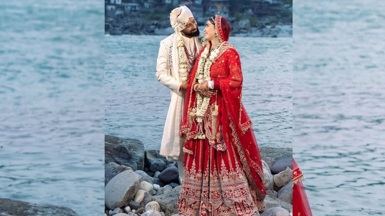 રજત દલાલે પોતાના ઈન્સ્ટાગ્રામ પર લગ્નના ફોટો શેર કર્યા હતા. જેમાં ન્યુલી વેડ્સ વાઈફ સાથે ટ્રેડિશનલ ડ્રેસમાં જોવા મળી રહ્યો છે. 