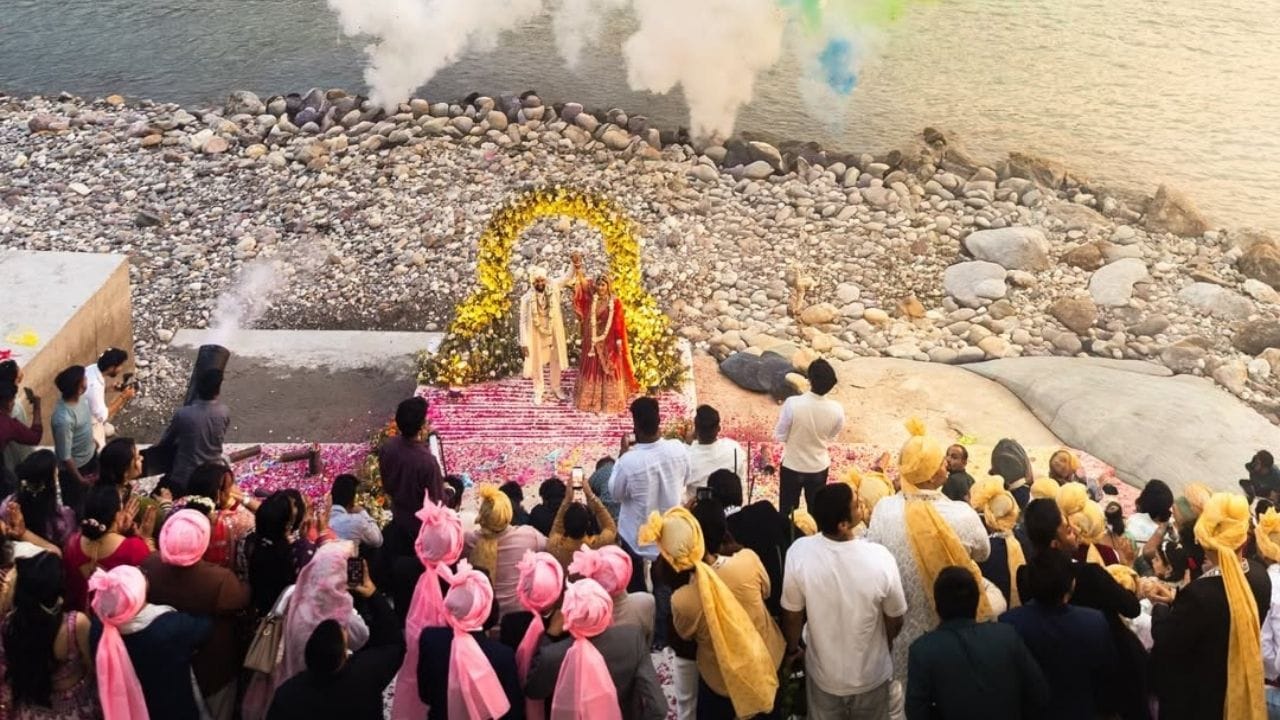 તેમની પત્નીની ઓળખ હજુ સુધી જાહેર કરવામાં આવી નથી, પરંતુ ચાહકો તેમના ભવ્ય લગ્નની ઝલક જોઈને ખૂબ ખુશ છે અને તેમને અભિનંદન આપી રહ્યા છે.