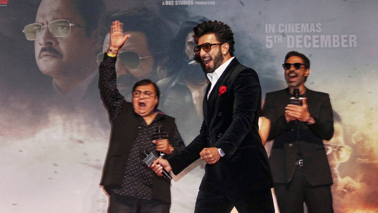 બોલિવુડની ધુરંધર ફિલ્મ બોક્સ ઓફિસ પર છપ્પરફાડ કમાણી કરી રહી છે.રાકેશ બેદી હાલમાં ફિલ્મ "ધુરંધર" માં તેમના દમદાર અભિનય માટે ચર્ચામાં છે. તેઓ નેગેટિવ ભૂમિકા ભજવે છે.  