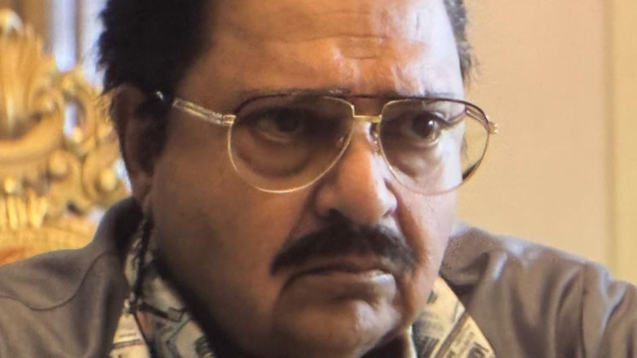 રાકેશ બેદીએ નવી દિલ્હી થિયેટર ગ્રુપ પિયરોટ્સ ટ્રુપ સાથે પણ કામ કર્યું છે અને ફિલ્મ એન્ડ ટેલિવિઝન ઇન્સ્ટિટ્યૂટ ઓફ ઇન્ડિયા, પુણેમાં અભિનયનો અભ્યાસ કર્યો છે.