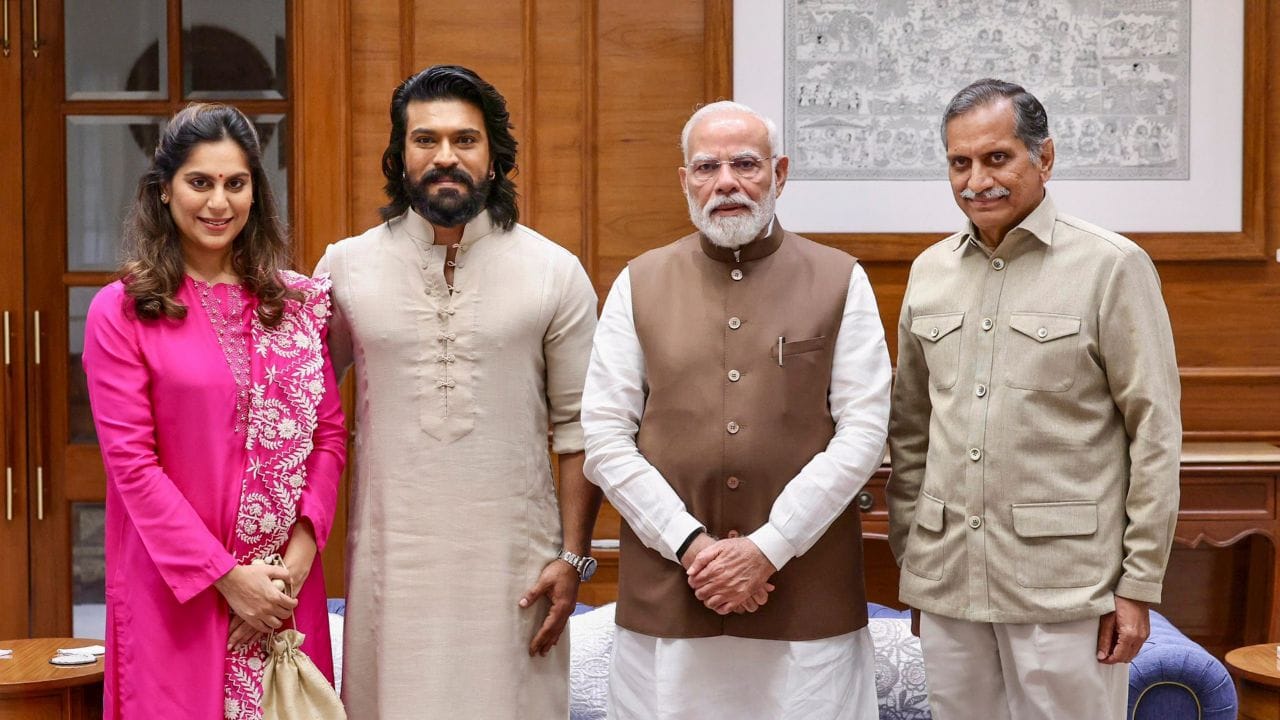 તેલુગુ સિનેમામાં પોતાની સફળ ફિલ્મથી લઈ આરઆરઆર જેવી સુપરહિટ ફિલ્મો આપનાર રામ ચરણ આજે ભારતનો સૌથી સફળ અને પ્રતિભાશાળી સ્ટારમાંથી એક છે. ફિલ્મોની સફળતા સિવય તેના પૈસા કમાવવાની સફળ પણ શાનદાર રહી છે. તેમજ અનેક બ્રાન્ડની સાથે કામ કર્યું છે. આજે કરોડ રુપિયાની સંપત્તિનો માલિક છે.