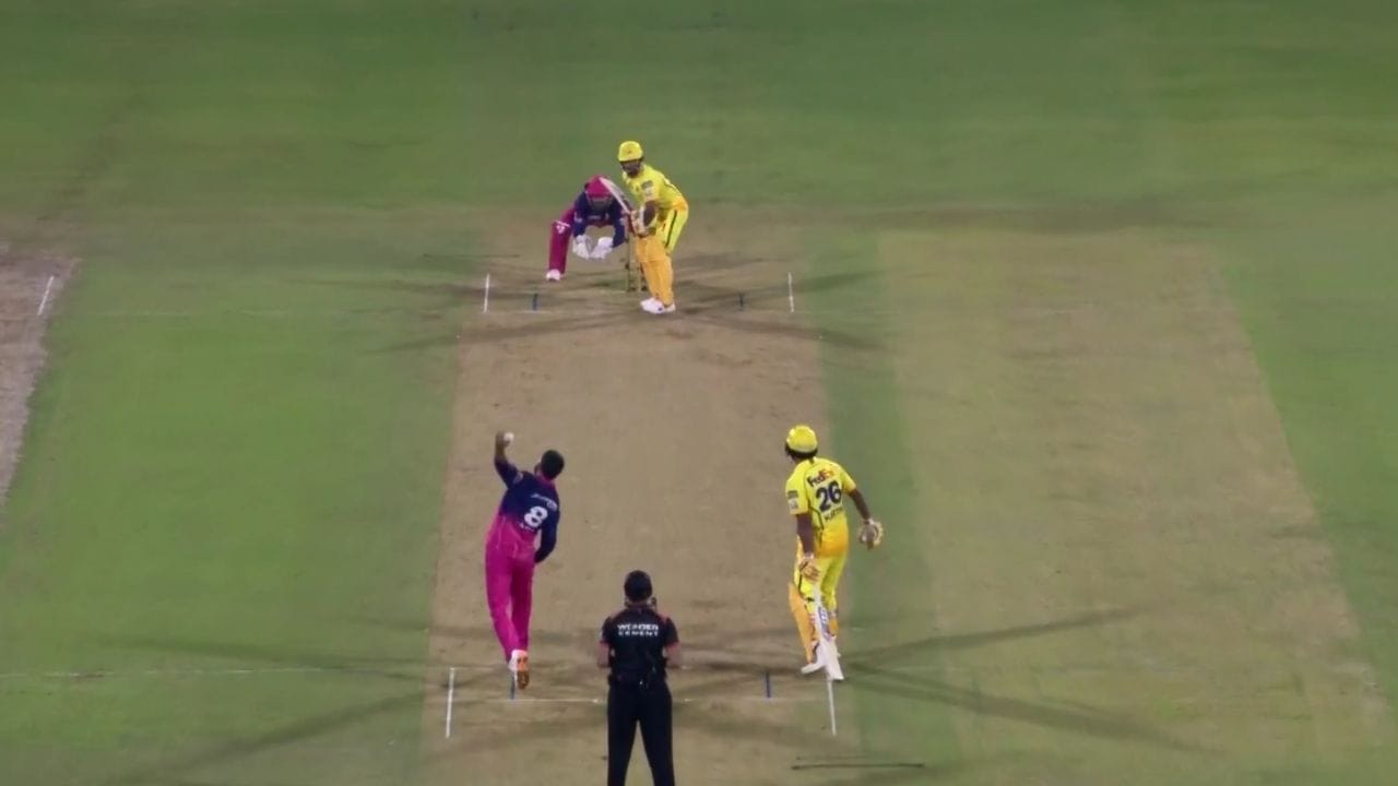 ત્યારબાદ 7.2 પર જાડેજાએ ચાલાકીથી ધીમો બોલ ફેંક્યો, જેના પર સરફરાજે સ્વીપ મારવાનો પ્રયાસ કર્યો, પરંતુ બોલ તેમના પેડ પર લાગી ગયો। DRS બાદ નિર્ણય જાડેજાના પક્ષમાં ગયો અને સરફરાજ LBW આઉટ થયા। આ વિકેટે CSKની બેટિંગને મોટો ઝટકો આપ્યો. 