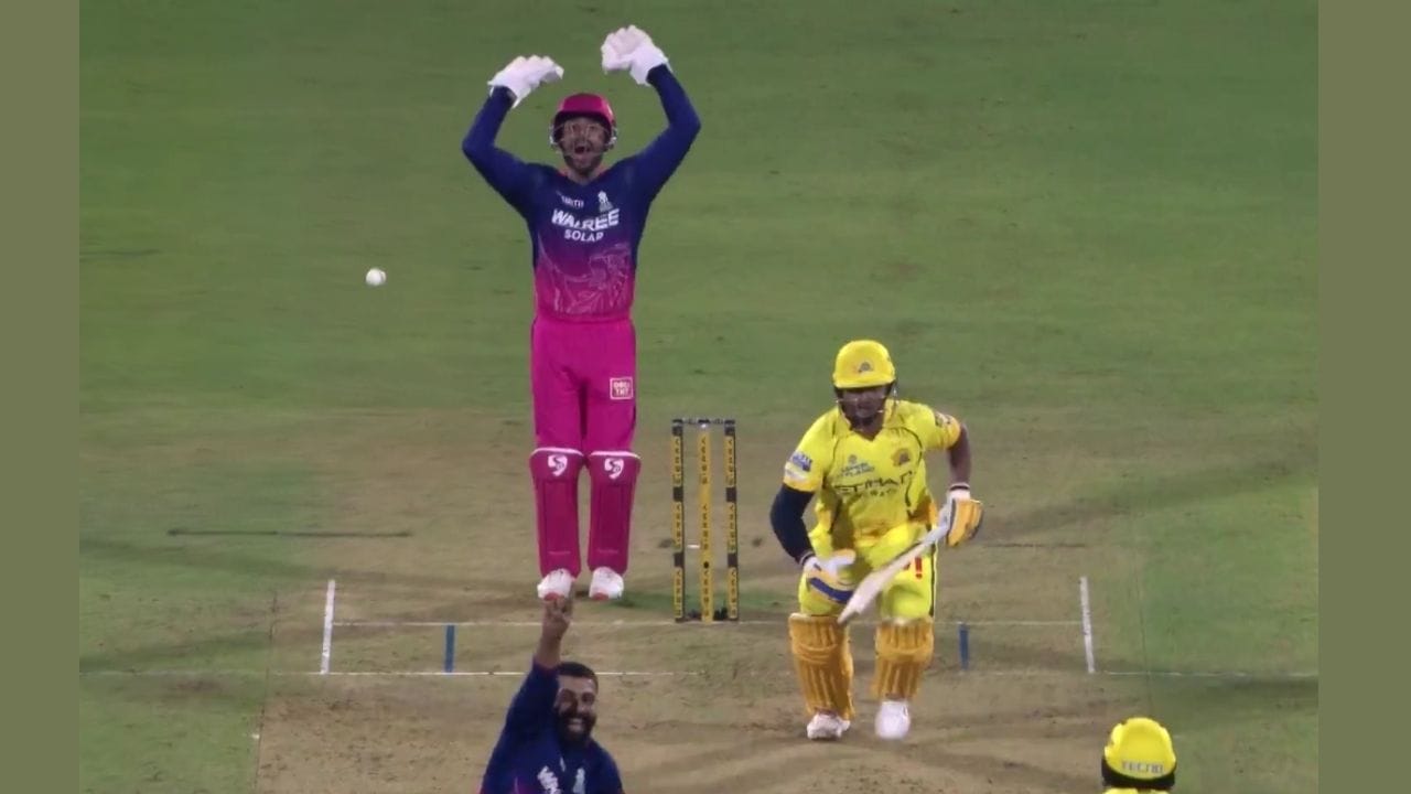 ત્યારબાદ ક્રીઝ પર આવેલા Shivam Dubeએ આવતા જ આક્રમક વલણ અપનાવ્યું. 7.3 બોલ પર તેમણે શાનદાર 75 મીટરનો છગ્ગો મારીને દબાણ ઘટાડવાનો પ્રયાસ કર્યો। આ શોટ બતાવે છે કે દુબે મોટા શોટ રમવાના ઇરાદા સાથે આવ્યા હતા। પરંતુ જાડેજાએ તરત જ પોતાની લાઇન અને લેન્થમાં ફેરફાર કર્યો। 7.4 અને 7.5 પર તેમણે ઓફ સ્ટમ્પની બહાર બોલ નાખ્યો, જેના કારણે દુબે કોઈ રન બનાવી શક્યા નહીં અને દબાણ ફરી વધ્યું. 