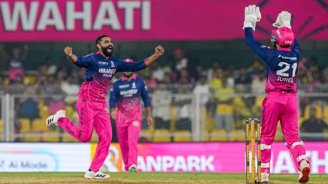 ઓવરની છેલ્લી બોલ 7.6 (7.8 તરીકે નોંધાયેલ) પર જાડેજાએ ફરી એક મોટો ઝટકો આપ્યો. તેમણે ઓફની બહાર ફુલ લેન્થ બોલ નાખ્યો, જેના પર દુબેએ લૉંગ-ઓફ ઉપરથી શોટ રમવાનો પ્રયાસ કર્યો, પરંતુ ટાઈમિંગ ખરાબ રહી. બોલ સીધો ફીલ્ડર Ravi Bishnoiના હાથમાં ગયો અને દુબે કેચ આઉટ થયા। આ રીતે જાડેજાએ એક જ ઓવરમાં બે મહત્વપૂર્ણ વિકેટ લઈને મેચનો રૂખ સંપૂર્ણ બદલાવી દીધો. 