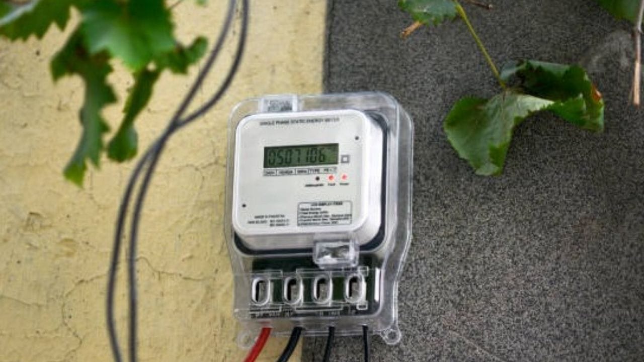 આ લેખમાં અમે એવી કેટલીક સરળ અને અસરકારક ટિપ્સ જણાવી રહ્યા છીએ, જેને તમે ખાસ કરીને રાત્રે સૂતા પહેલા અપનાવો તો વીજળીનો બગાડ ઘટાડવામાં મદદ મળશે. આ માત્ર પૈસા બચાવશે એટલું જ નહીં, પરંતુ ઊર્જા બચાવીને પર્યાવરણના સંરક્ષણમાં પણ મહત્વનો ફાળો આપશે.