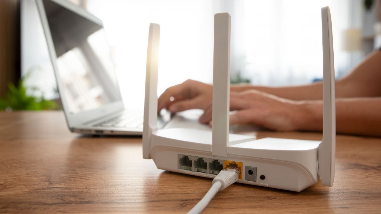 ઘણા લોકો રાત્રે સૂતા પહેલા Wi-Fi રાઉટર ચાલુ જ રાખે છે. જો રાત્રે ઇન્ટરનેટની જરૂર ન હોય, તો રાઉટરને બંધ કરી દેવું સારું. કારણ કે રાઉટર સતત વીજળી વાપરે છે, ભલે તેનો ઉપયોગ ન થતો હોય. તેને બંધ કરવાથી વીજળી બચત સાથે ઉપકરણનું આયુષ્ય પણ વધે છે.