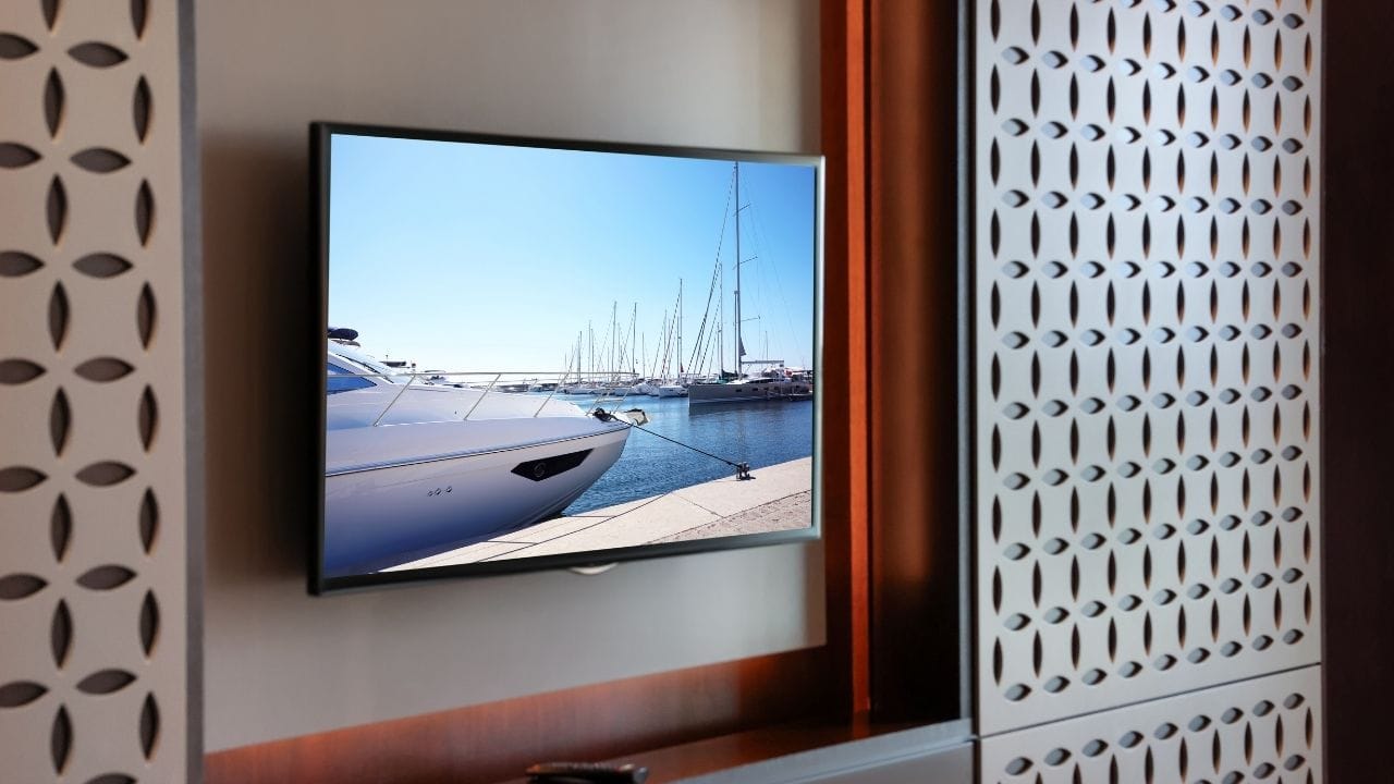 ટીવી અને સેટ-ટોપ બોક્સને બંધ કરવા બદલે ઘણા લોકો તેને સ્ટેન્ડબાય મોડમાં રાખે છે. સ્ટેન્ડબાય મોડમાં હોવા છતાં પણ ઉપકરણ થોડો વીજળીનો વપરાશ કરે છે. તેથી સૂતા પહેલા ટીવી અને સેટ-ટોપ બોક્સને સંપૂર્ણ રીતે બંધ કરી દેવું વધુ યોગ્ય છે.