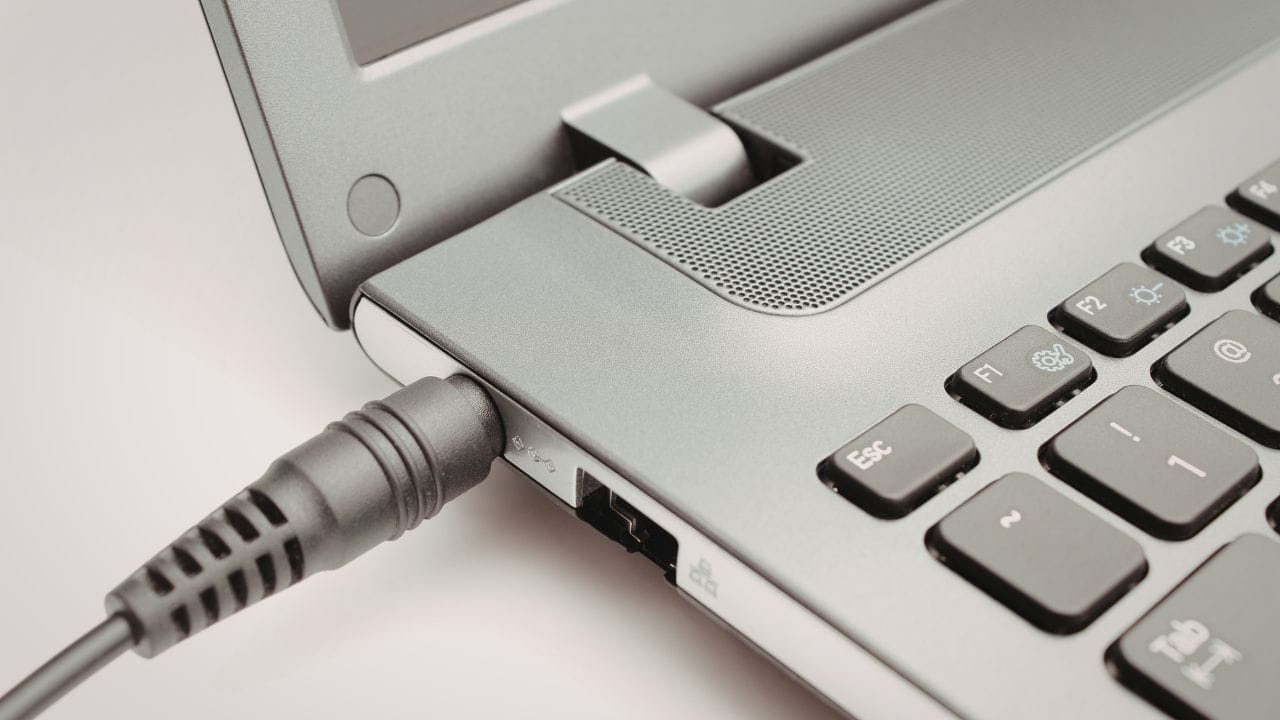 કામ પૂર્ણ થયા પછી લેપટોપ અથવા ડેસ્કટોપને સંપૂર્ણ રીતે બંધ કરવું જરૂરી છે. માત્ર સ્ક્રીન બંધ કરવાથી વીજળીનો વપરાશ બંધ થતો નથી. ઉપરાંત ચાર્જરને પણ પ્લગમાંથી કાઢી દેવું જોઈએ, કારણ કે તે જોડાયેલો હોય ત્યારે પણ થોડો વીજળીનો વપરાશ ચાલુ રહે છે. આવી સરળ આદતો અપનાવીને ઘરમાં વીજળીની સારી બચત કરી શકાય છે.