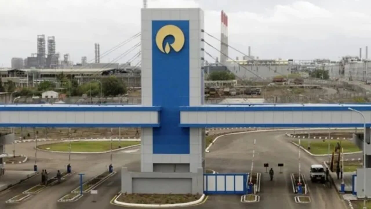 શુક્રવારે સ્ટોક એક્સચેન્જને આપેલી ફાઇલિંગમાં, રિલાયન્સ ઇન્ડસ્ટ્રીઝ લિમિટેડે ખુલાસો કર્યો કે ક્વાર્ટરમાં કંપનીનો ઓપરેટિંગ આવક 12.5% ​​વધીને ₹38,259 કરોડ થયો છે, જે નાણાકીય વર્ષ 2024-25 ના સમાન ક્વાર્ટરમાં ₹39,853 કરોડ હતો. રિલાયન્સ જિયોનું સંચાલન કરતી આ કંપની માટે સરેરાશ આવક પ્રતિ વપરાશકર્તા (ARPU) માં પણ વધારો જોવા મળ્યો છે. નોંધનીય છે કે, 2025-26 ના ચોથા ક્વાર્ટરમાં, તે 3.8% વધીને ₹214 થયો છે, જે 2024-25 ના સમાન ક્વાર્ટરમાં ₹206.2 હતો.(ફોટો ક્રેડિટ-Google)