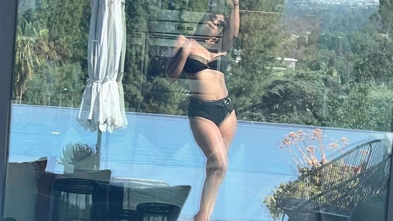 આ ગ્લેમરસ દુનિયામાં ઘણી અભિનેત્રીઓએ અભિનય સિવાય પણ વિવિધ ક્ષેત્રોમાં સફળતા મેળવી છે. તેમણે પોતાના બુદ્ધિબળ, રોકાણ અને વ્યાપારિક કુશળતાના આધારે વિશાળ સંપત્તિ એકત્ર કરી છે. તેમની કમાણી એટલી મોટી છે કે તે નાના દેશોની અર્થવ્યવસ્થાની સરખામણીમાં આવી શકે છે.