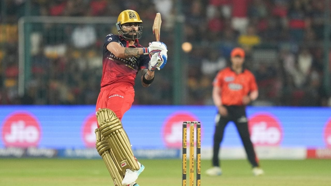 ટોસ હાર્યા બાદ SRH એ પહેલા બેટિંગ કરતા 20 ઓવરમાં 9 વિકેટે 201 રન બનાવ્યા. ટીમ માટે કેપ્ટન Ishan Kishan એ શાનદાર ઇનિંગ રમી, તેણે માત્ર 38 બોલમાં 80 રન બનાવીને ટીમને મજબૂત સ્થિતિમાં પહોંચાડી. તેની ઇનિંગમાં 8 ચોગ્ગા અને 5 છગ્ગાનો સમાવેશ થયો. ઉપરાંત, અનિકેત વર્માએ 18 બોલમાં 43 રન બનાવ્યા, જ્યારે Heinrich Klaasen એ 31 રનની યોગદાન આપ્યું.