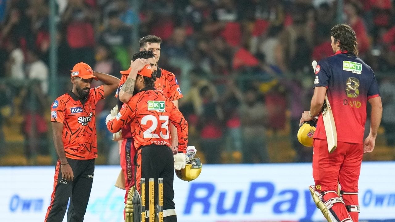 201 રનના લક્ષ્યનો પીછો કરતા RCB ની શરૂઆત થોડું ધીમું રહી, પરંતુ ઇમ્પેક્ટ પ્લેયર તરીકે આવેલા દેવદત્ત પડિકલે મેચનો રુખ બદલી નાખ્યો. Devdutt Padikkal એ ફક્ત 26 બોલમાં 61 રનની વિસ્ફોટક ઇનિંગ રમી, જેમાં 7 ચોગ્ગા અને 4 છગ્ગાનો સમાવેશ થયો.