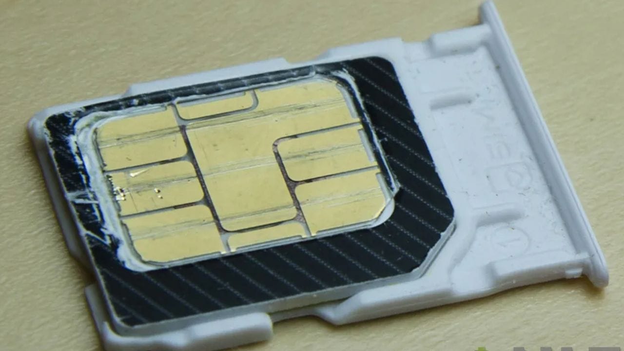  ઓવરહીટિંગ : સિમ કાર્ડનું વધુ પડતું ગરમ ​​થવું ફક્ત ફોનના પ્રદર્શન માટે જ નહીં પરંતુ સિમ કાર્ડ માટે પણ હાનિકારક હોઈ શકે છે. સિમ કાર્ડ પ્લાસ્ટિક અને ચિપથી બનેલા હોય છે, તેથી વધુ પડતી ગરમી તેમની સર્કિટરીને નુકસાન પહોંચાડી શકે છે.  (ફોટો ક્રેડિટ-સોશિયલ મીડિયા)