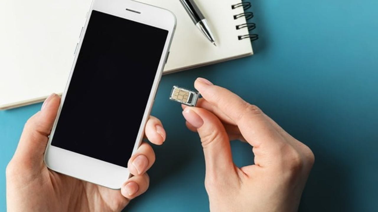 જો તમારા ફોનમાં રહેલું સિમ કાર્ડ અચાનક કામ કરવાનું બંધ કરી દે, તો મોટી સમસ્યા ઉભી થાય છે. જ્યાં સુધી સિમ કાર્ડ કામ કરતું નથી, ત્યાં સુધી તમને તમારા જરુરી call, msg મળશે નહીં, અને તમે પણ સામે કોઈને કોલ કરી શકશો નહીં, અથવા મોબાઇલ ડેટાનો ઉપયોગ કરી શકશો નહીં. ઘણા લોકો ફરિયાદ કરે છે કે તેમનું સિમ કાર્ડ અચાનક કામ કરવાનું બંધ કરી દે છે. સ્ટોર પર લઈ જવા પર, ટેકનિશિયન કહે છે કે તમારુ સિમ ખરાબ થઈ ગયું છે. પરંતુ ફોનમાં હોવા છતાં સિમ કાર્ડ અચાનક ખરાબ કેવી રીતે થઈ શકે છે? (ફોટો ક્રેડિટ-સોશિયલ મીડિયા)
