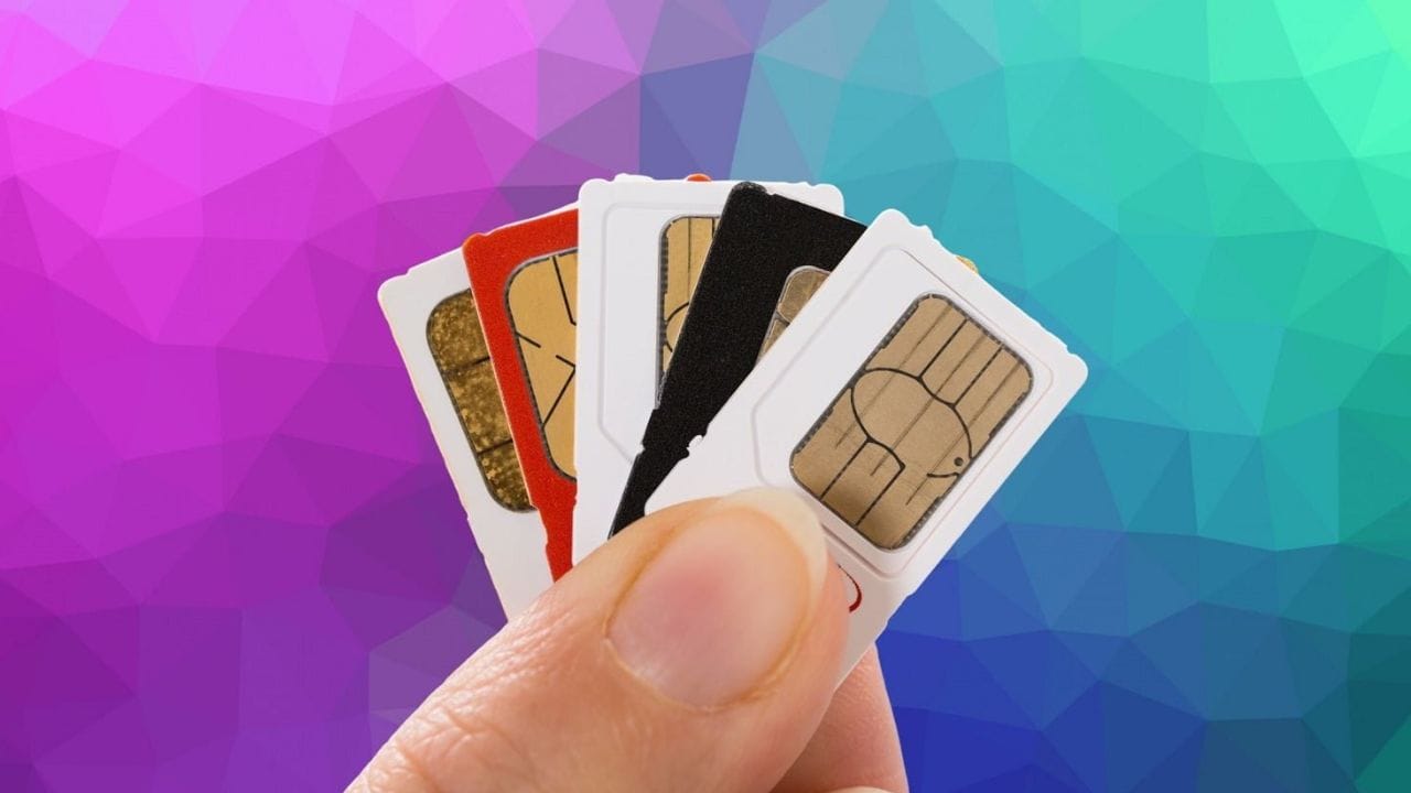 વોલ્ટેજમાં વધઘટ: જો ચાર્જિંગ દરમિયાન વોલ્ટેજમાં નોંધપાત્ર વધઘટ થાય છે, તો સિમ કાર્ડ બગડી શકે છે. આ 4 કારણ સિમ કાર્ડ ખરાબ થવા પાછળ જવાબદાર છે. જો તમારી સાથે પણ આવું થાય તો નજીકના સર્વિસ સેન્ટરની મુલાકાત લેવી.  (ફોટો ક્રેડિટ-સોશિયલ મીડિયા)