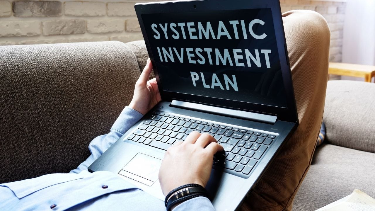 રોકાણકારોએ બજારની દરેક હલચલ પર તરત પ્રતિક્રિયા આપવાનું ટાળવું જોઈએ. તમારી નાણાકીય પરિસ્થિતિ અને લક્ષ્યોને ધ્યાનમાં રાખીને જ નિર્ણય લેવો જોઈએ. શક્ય હોય તો નાણાકીય સલાહકારની સલાહ લો. જો તમારી ક્ષમતા હોય, તો બજારમાં મંદી દરમિયાન SIP યોગદાનમાં વધારો કરવો પણ ફાયદાકારક બની શકે છે. પરંતુ આ નિર્ણય સમજદારીપૂર્વક લેવો જરૂરી છે. (નોંધ : અહીં આપવામાં આવેલી માહિતી ફક્ત આપની જાણકારી માટે છે. કોઈ પણ રોકાણ કરવા પહેલા નિષ્ણાંતોની સલાહ લેવી જરૂરી છે.)