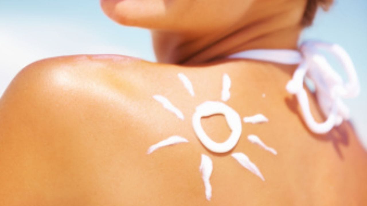 ક્યારે અને કયું સનસ્ક્રીન લગાવવું?: સનસ્ક્રીનનો યોગ્ય સમય અને પસંદગી પણ એટલી જ મહત્વપૂર્ણ છે. સામાન્ય રીતે સનસ્ક્રીન બહાર જવાના 15 થી 20 મિનિટ પહેલાં લગાવવી જોઈએ. જેથી તે યોગ્ય રીતે સ્કીનમાં ઉતરે. જો તમે લાંબા સમય સુધી સૂર્યના સંપર્કમાં રહો છો, તો દર 2 થી 3 કલાકે તેને ફરીથી લગાવવું જરૂરી છે.