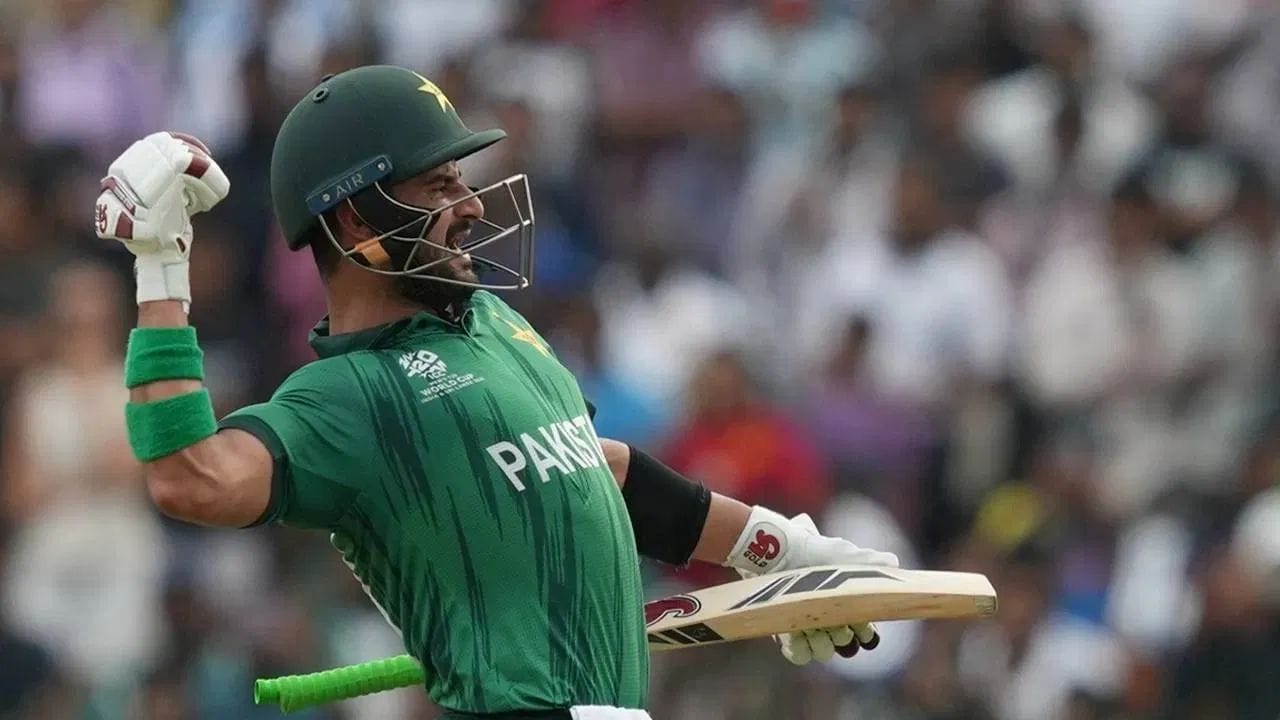 સાહિબઝાદા ફરહાન (પાકિસ્તાન): પાકિસ્તાન માટે આ વર્લ્ડ કપમાં સાહિબઝાદા ફરહાને બીજા બેટ્સમેનોની સરખામણીમાં શ્રેષ્ઠ બેટિંગ કરી છે. તેણે 6 ઇનિંગ્સમાં 383 રન બનાવીને T20 વર્લ્ડ કપની એક સીઝનમાં સૌથી વધુ રન બનાવવાનો રેકોર્ડ પોતાના નામે કર્યો છે. તે એક જ વર્લ્ડ કપમાં બે સદી ફટકારનાર પ્રથમ ખેલાડી પણ બન્યો છે.