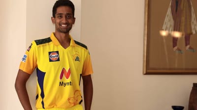 રવિશ્રી નિવાસન સાઈ કિશોર જન્મ 6 નવેમ્બર 1996ના રોજ થયો છે. તે એક ભારતીય ક્રિકેટર છે જે સ્થાનિક ક્રિકેટમાં તમિલનાડુ અને IPLમાં ગુજરાત ટાઇટન્સ માટે રમે છે.  તે મુખ્યત્વે ડાબા હાથનો બોલર છે, અને ડાબા હાથે બેટિંગ પણ કરે છે. 