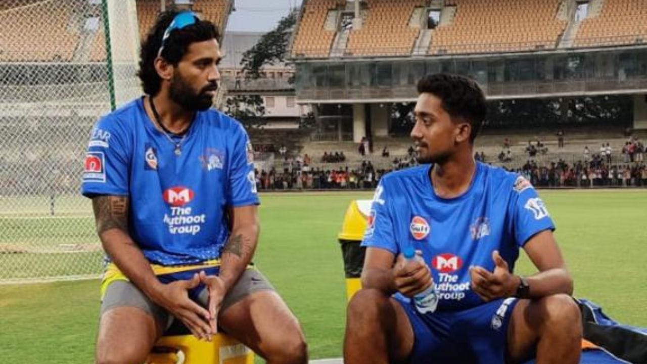 તેમણે 12 માર્ચ 2017ના રોજ 2016-17 વિજય હજારે ટ્રોફીમાં તમિલનાડુ માટે લિસ્ટ એમાં પ્રવેશ કર્યો હતો. તેમણે 14 ઓક્ટોબર 2017ના રોજ 2017-18 રણજી ટ્રોફીમાં તમિલનાડુ માટે પોતાનો ફર્સ્ટ ક્લાસ ડેબ્યુ કર્યું હતુ. તેમણે 8 જાન્યુઆરી 2018ના રોજ 2017-18 ઝોનલ ટી20 લીગમાં તમિલનાડુ માટે પોતાનો ટ્વેન્ટી20 પ્રવેશ કર્યો હતો.