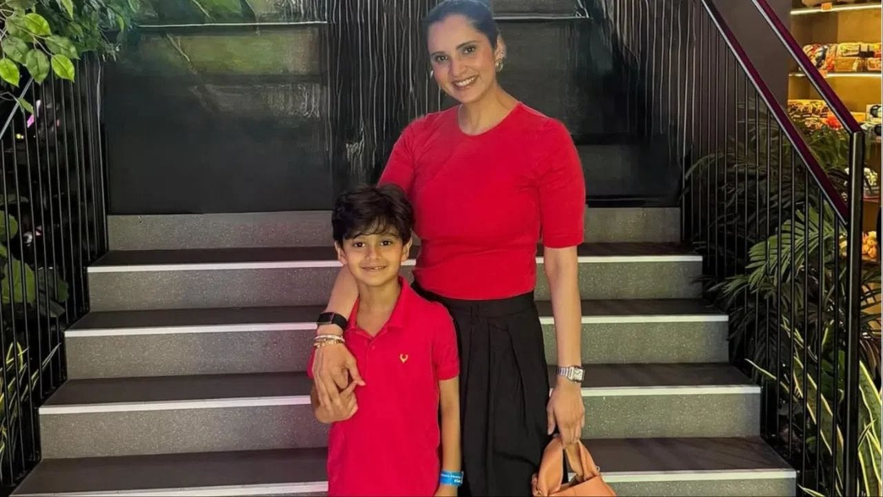 સાનિયા મિર્ઝાના જણાવ્યા મુજબ, તેણે દુબઈમાં તેના ઘર ઉપરથી ફાઇટર જેટ ઉડવાનો અવાજ સાંભળ્યો. જેના પછી તેણે તેના દીકરા સાથે ભારત પાછા ફરવાનું નક્કી કર્યું.