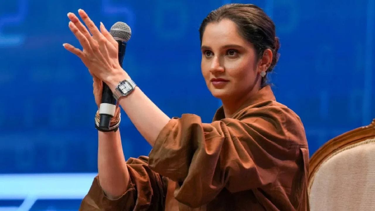 સાનિયા મિર્ઝા પોતાના દીકરા સાથે દુબઈથી ભારત પાછી ફરી છે. પરત ફર્યા પછી, તેણે દુબઈમાં વિતાવેલા મુશ્કેલ સમય વિશે વાત કરી.