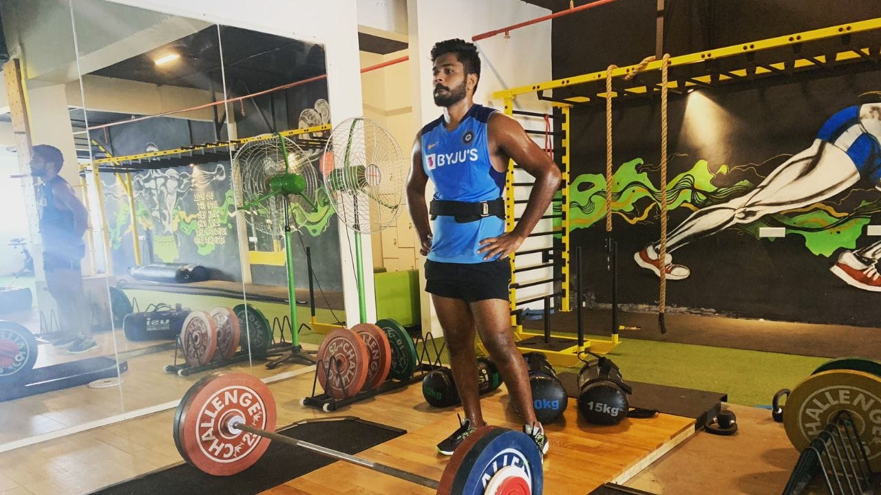 સંજુ સેમસને વેસ્ટઈન્ડિઝ વિરુદ્ધ નોકઆઉટની સુપર-8 મેચમાં પોતાના નામ પર ભારતને જીત અપાવી હતી. ત્યારબાદ ગુરુવારના રોજ સેમિફાઈનલ મેચમાં તેમણે 89 રનની શાનદાર ઈનિગ્સ રમી હતી. આ સાથે ભારતની જીતમાં પણ મહત્વની ભૂમિકા નિભાવી હતી. આ બંન્ને મેચમાં તેને પ્લેયર ઓફ ધ મેચ તરીકે પસંદ કરવામાં આવ્યો હતો.