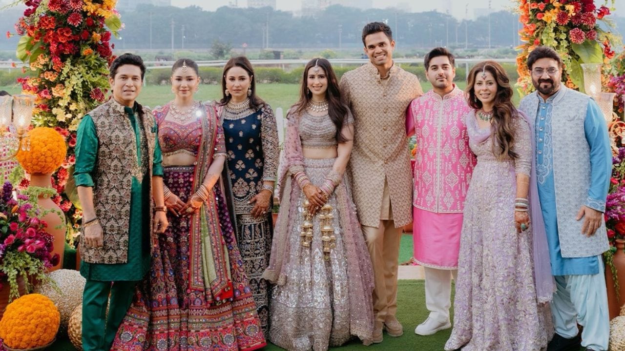 લગ્નના 12 દિવસ પછી મહેંદી ફંકશનના ફોટો સામે આવ્યા છે. સારાએ પોતાના સોશિયલ મીડિયા પર પરિવારના ફોટો શેર કર્યા હતા. જેમાં પરિવારની દેશી સ્ટાઈલ ચાહકોને પસંદ આવી હતી.