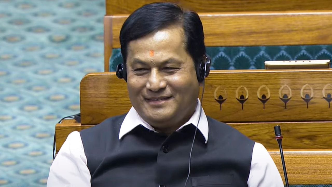 બાળપણમાં જ્યારે તે ફૂટબોલ ખરીદી શકતા ન હતા, ત્યારે તે રોબાબ ટેંગા નામના ફળથી રમતો હતો. તે તેનો ઉપયોગ ફૂટબોલ તરીકે કરતા.સર્બાનંદ સોનોવાલનો પ્રિય રંગ સફેદ છે. તેઓ આ રંગથી એટલા આકર્ષિત છે કે તેમના ઘરની દિવાલો સફેદ રંગેલી છે. તે કપડા પણ સફેદ પહેરે છે.