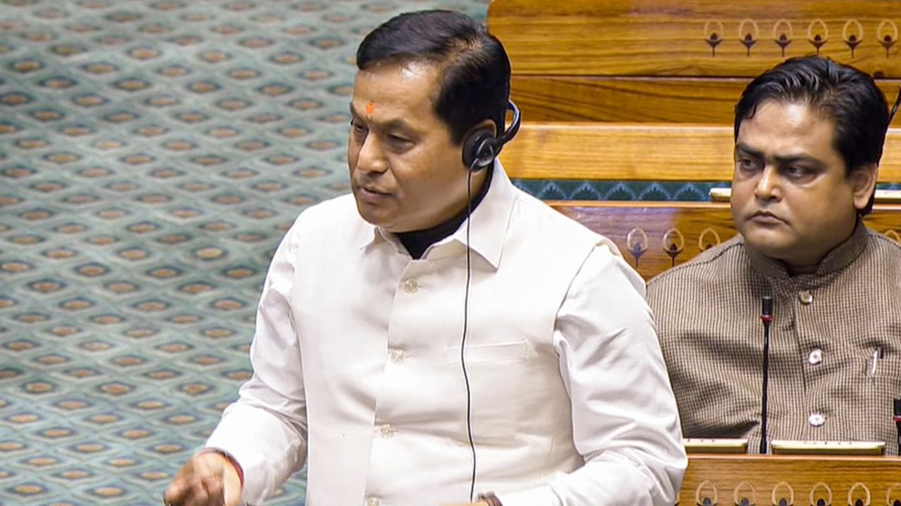 સોનોવાલ અગાઉ 2012 થી 2014 અને ફરી 2015 થી 2016 સુધી ભારતીય જનતા પાર્ટી (ભાજપ)ના આસામ રાજ્ય એકમના પ્રમુખ તરીકે સેવા આપી હતી.તેમણે 2014 થી 2016 સુધી ભારત સરકારના રમતગમત અને યુવા બાબતોના મંત્રી  ઉદ્યોગસાહસિકતા અને કૌશલ્ય વિકાસ રાજ્યમંત્રી તરીકે પણ સેવા આપી હતી. 