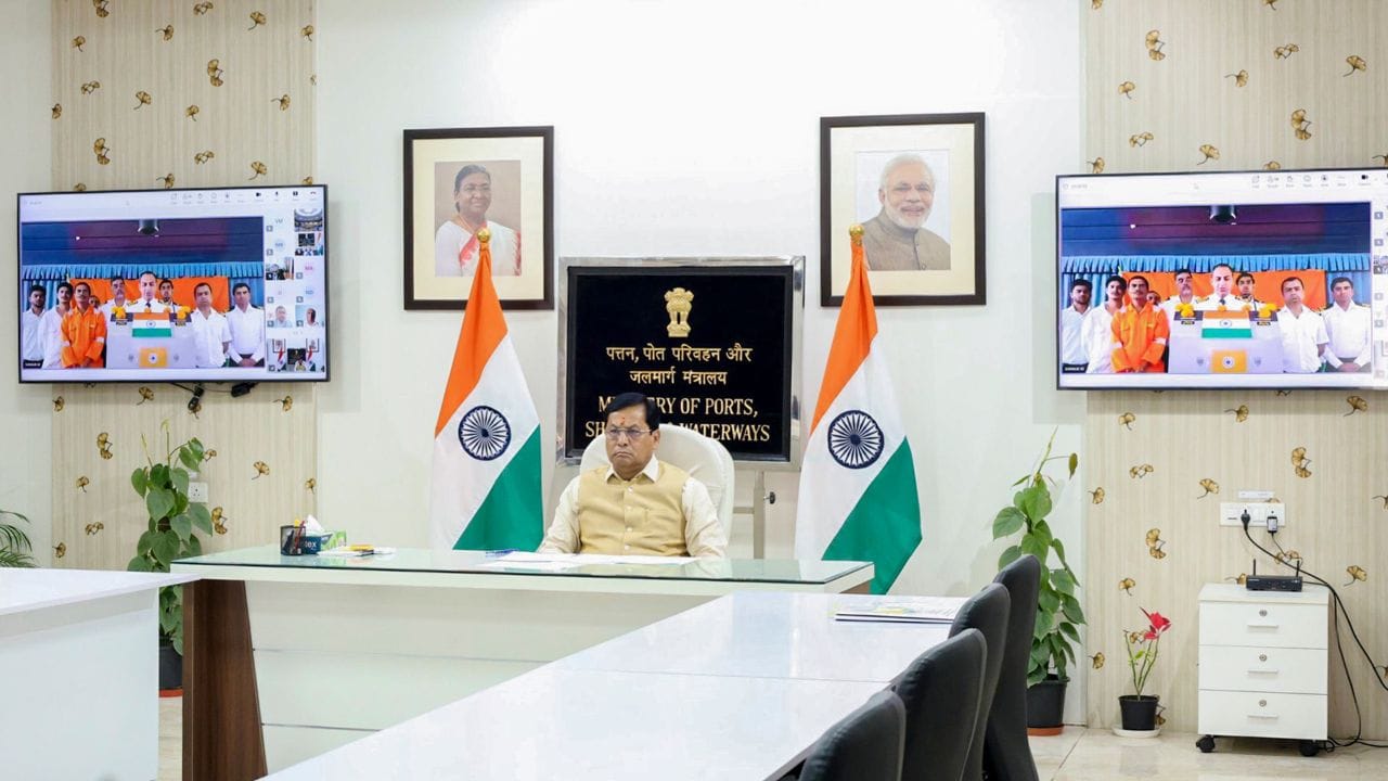 સોનોવાલે તેમનું શાળાકીય શિક્ષણ દિબ્રુગઢની ડોન બોસ્કો હાઇ સ્કૂલમાં કર્યું. તેમણે દિબ્રુગઢ યુનિવર્સિટી હેઠળ દિબ્રુગઢ હનુમાનબક્ષ સૂરજમલ કનોઈ કોલેજમાંથી અંગ્રેજીમાં બી.એ. (ઓનર્સ) અને ગૌહાટી યુનિવર્સિટીમાંથી એલ.એલ.બી. અને ગૌહાટી યુનિવર્સિટીમાંથી બી.સી.જે. પૂર્ણ કર્યું.