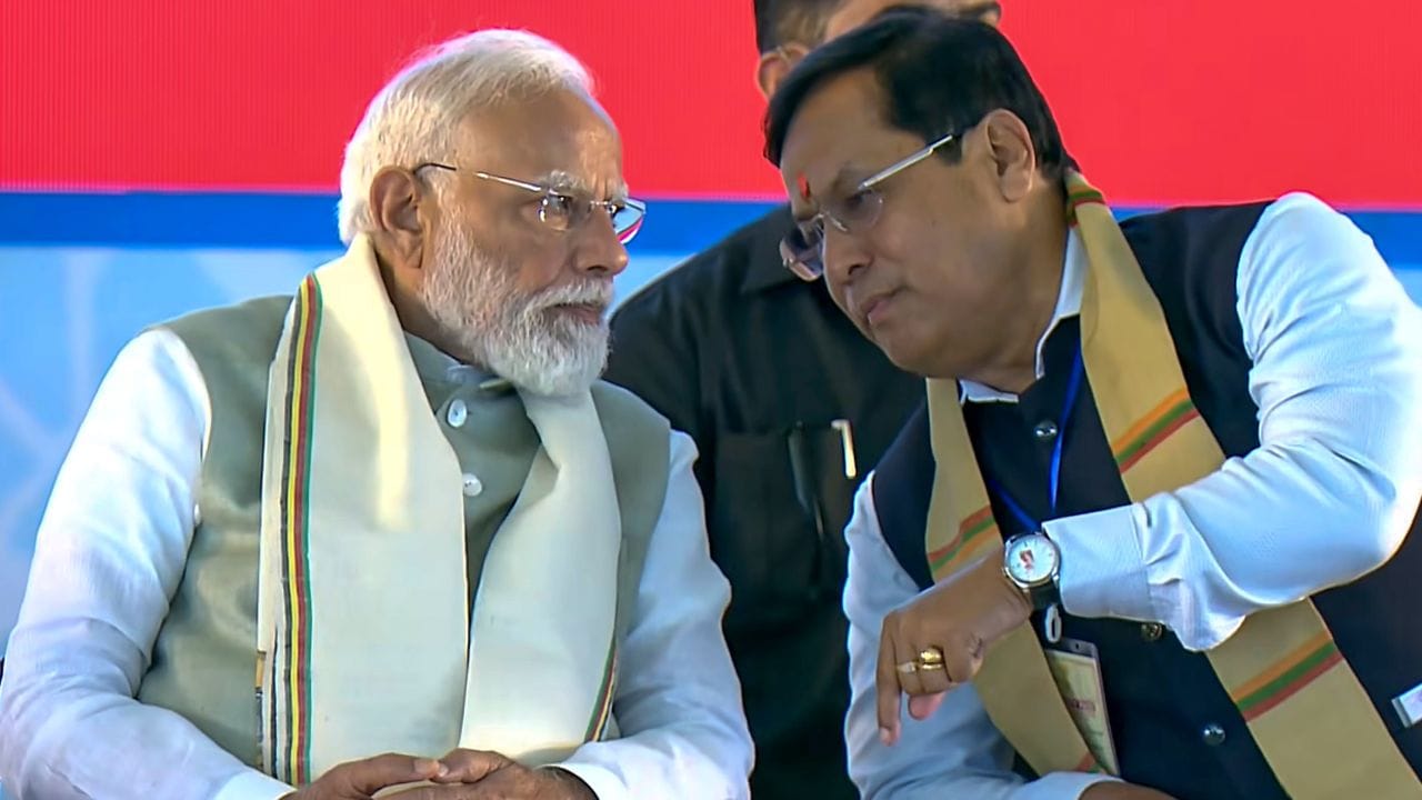 વિવાદાસ્પદ IMDT કાયદાને રદ કરવાની વિરુદ્ધમાં રહેલી પાર્ટી સાથે જોડાણ કરવાનો પ્રયાસ કરી રહેલા વરિષ્ઠ નેતાઓ અને પક્ષના વરિષ્ઠ નેતાઓમાં અસંતોષને કારણે, સર્બાનંદ સોનોવાલે AGP ની અંદરના તમામ કાર્યકારી પદો પરથી રાજીનામું આપ્યું અને પાર્ટી છોડી દીધી હતી. 