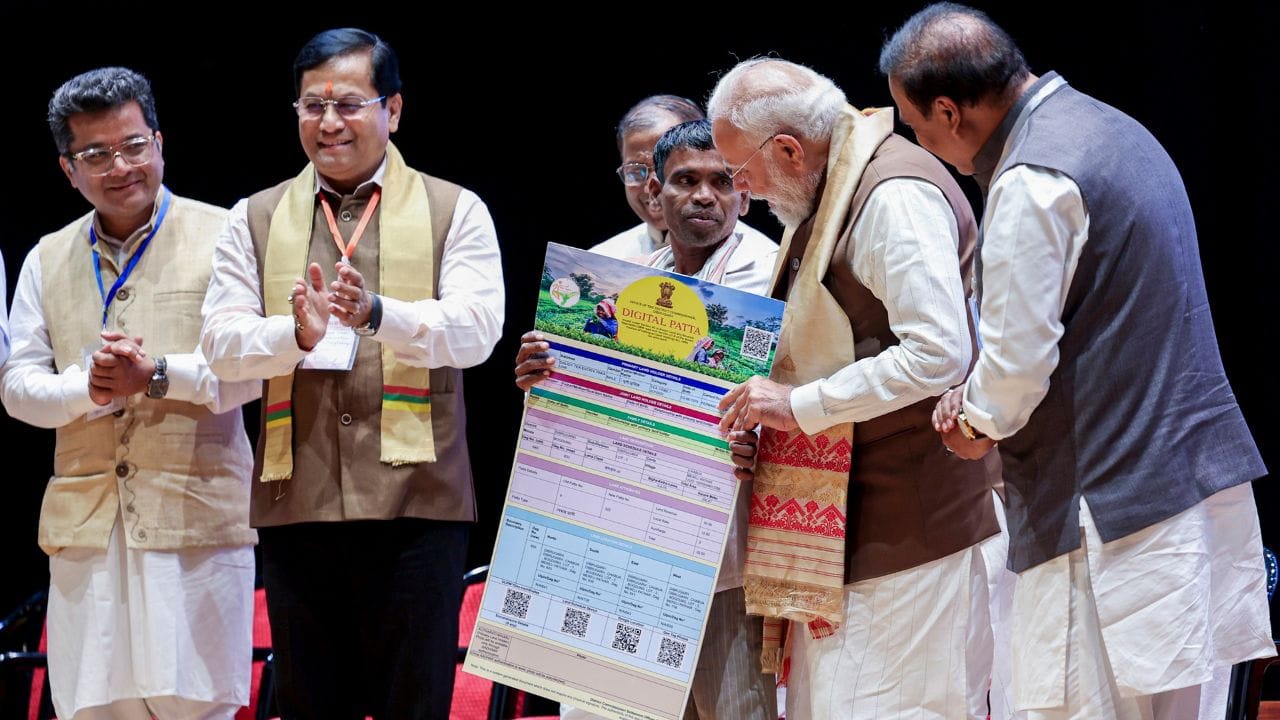  8 ફેબ્રુઆરી 2011 ના રોજ, સોનોવાલ તત્કાલીન ભાજપના રાષ્ટ્રીય અધ્યક્ષ નીતિન ગડકરી અને વરુણ ગાંધી, વિજય ગોયલ, બિજોય ચક્રવર્તી અને રાજ્ય ભાજપ પ્રમુખ રણજીત દત્તા જેવા વરિષ્ઠ નેતાઓની હાજરીમાં ભાજપમાં જોડાયા. 