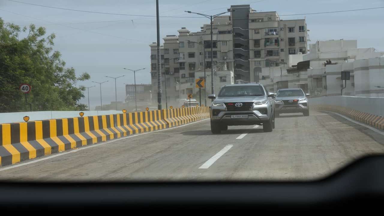 સતાધાર ચાર રસ્તા પરનો આ બ્રિજ 936 મીટર લાંબો અને 16.60 મીટર પહોળો છે.