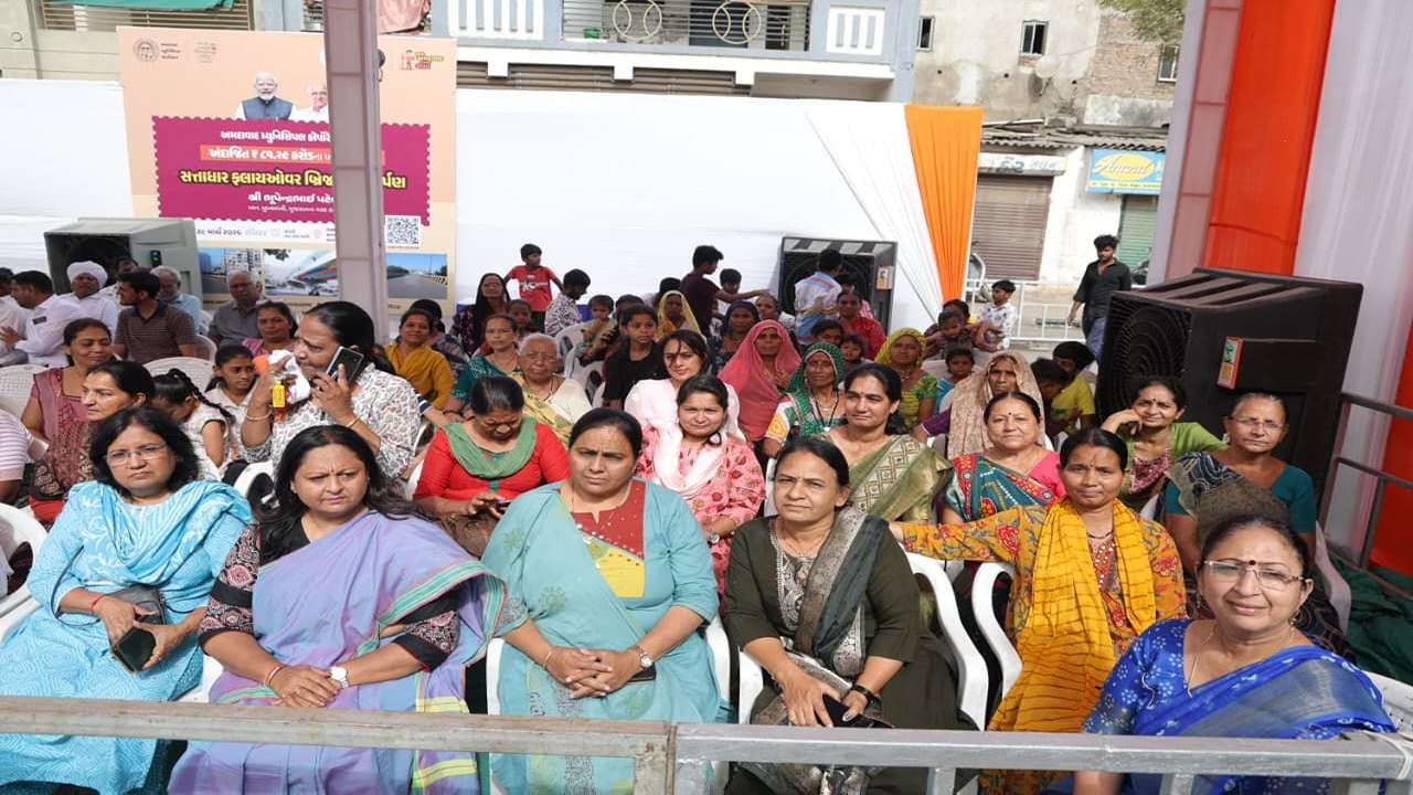 આ પ્રસંગે શહેરી વિકાસ રાજ્યમંત્રી દર્શનાબહેન વાઘેલા, સ્થાનિક ધારાસભ્ય, અમ્યુકોના વહીવટદાર મૂકેશ કુમાર, કમિશનર બંછાનિધિ પાની સહિતના ઉચ્ચ અધિકારીઓ, અમ્યુકોના ભૂતપૂર્વ પદાધિકારીઓ તથા સ્થાનિક લોકો ઉપસ્થિત રહ્યા હતા.